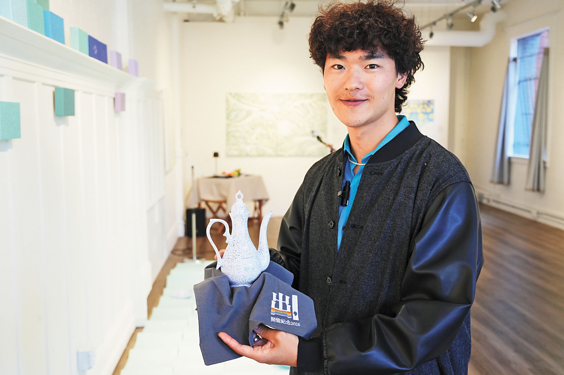 林斷山明與他的參展作品。記者黃偉江攝