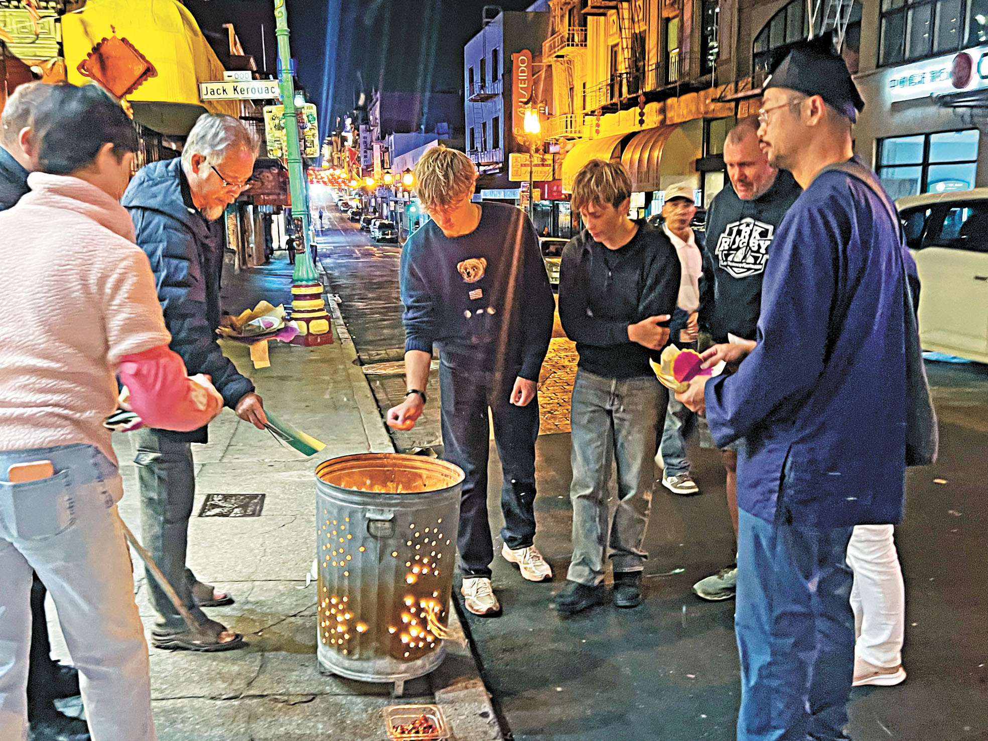 入夜，在街頭向亡靈燃燒衣紙。活動主辦方提供