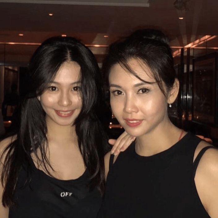 沈月是邱淑貞的大女兒。