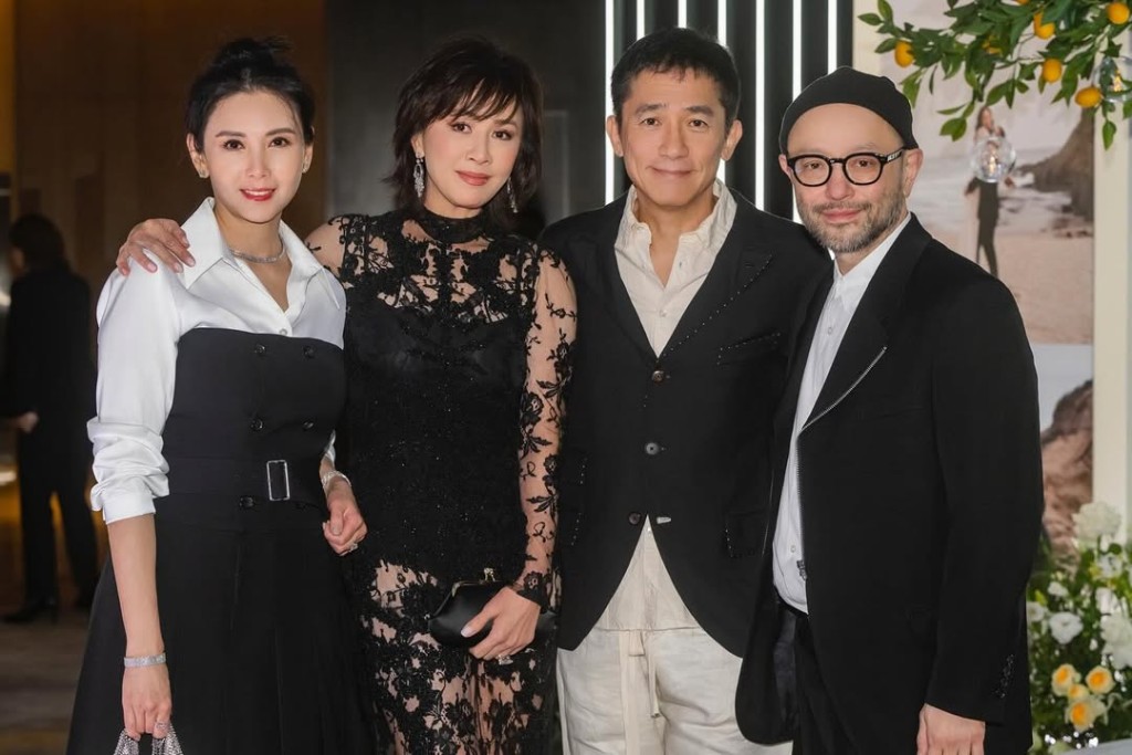 沈嘉偉與太太邱淑貞在胞弟婚宴上,與劉嘉玲、梁朝偉合照。