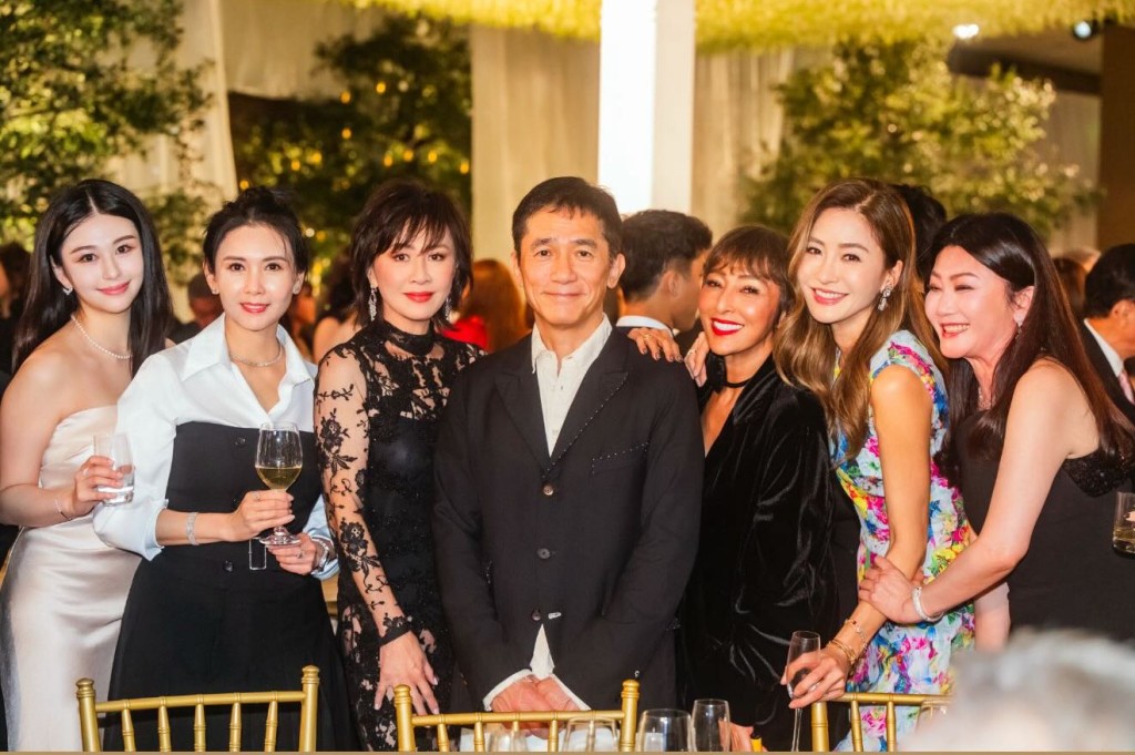 邱淑貞與女兒一同和賓客合照。