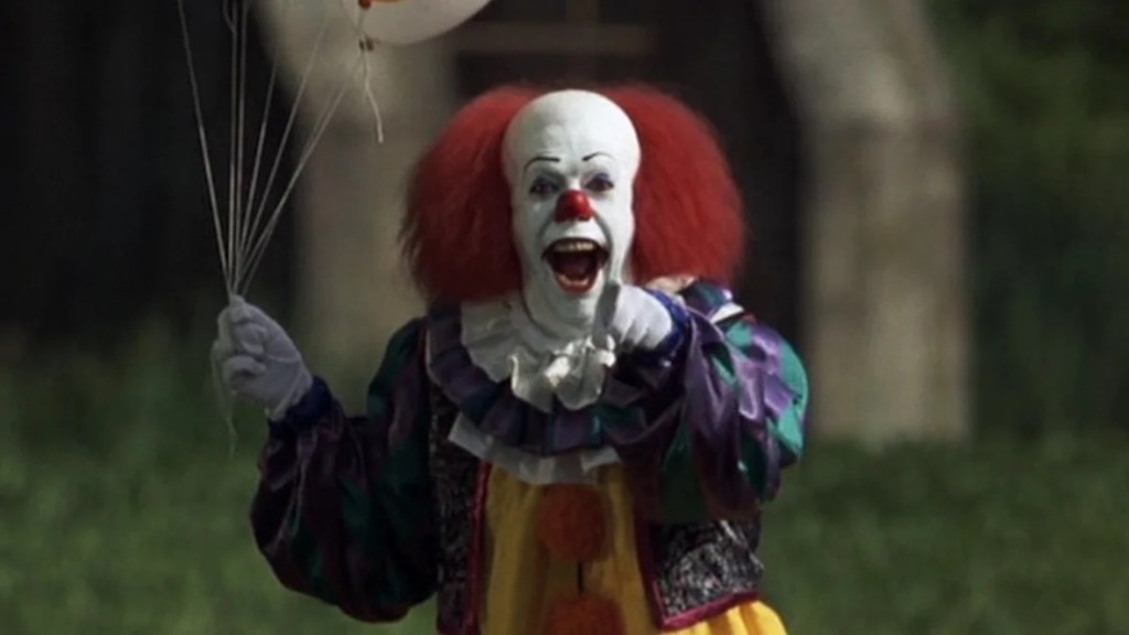Tim Curry在1990年電視劇《小丑回魂》中，飾演了首代邪惡小丑Pennywise。