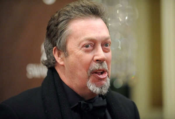 Tim Curry在去年推出的回憶錄中提到，自己仍然無法走路。