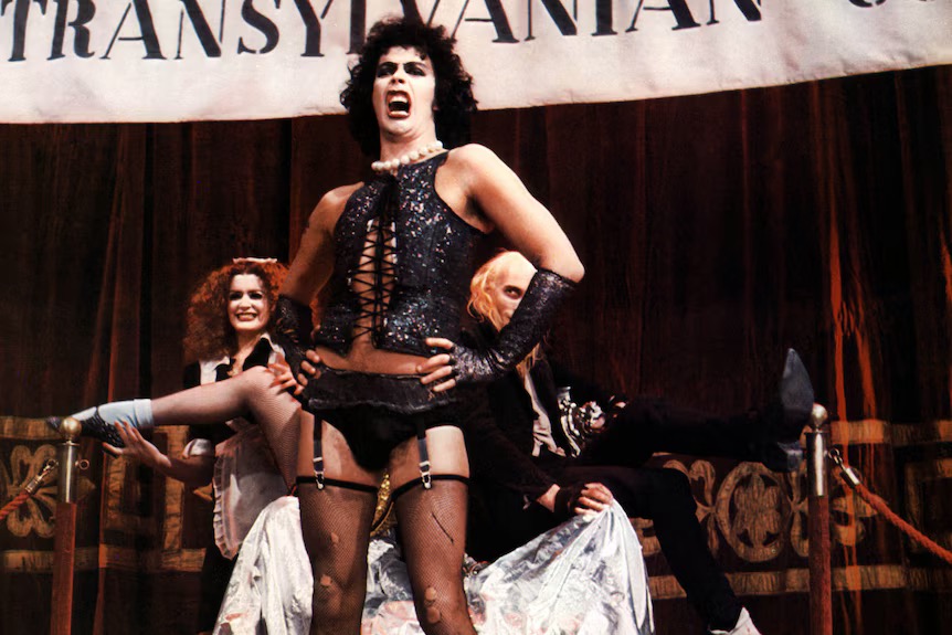 Tim Curry於1973年憑舞台劇《洛奇恐怖晚會》中的瘋狂科學家Frank-N-Furter一角走紅。