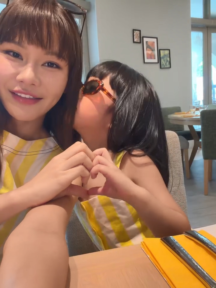 五索再次貼上與女兒的合照。