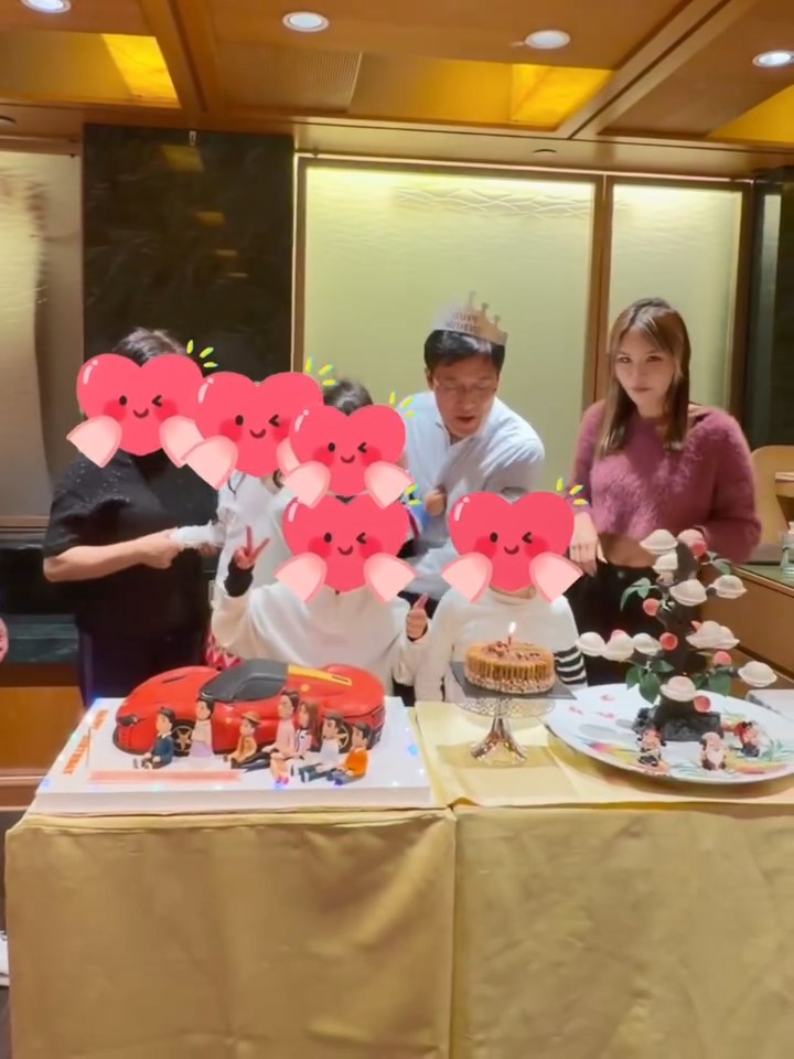 五索與馬清鏗跟四名子女及繼子一同慶祝。