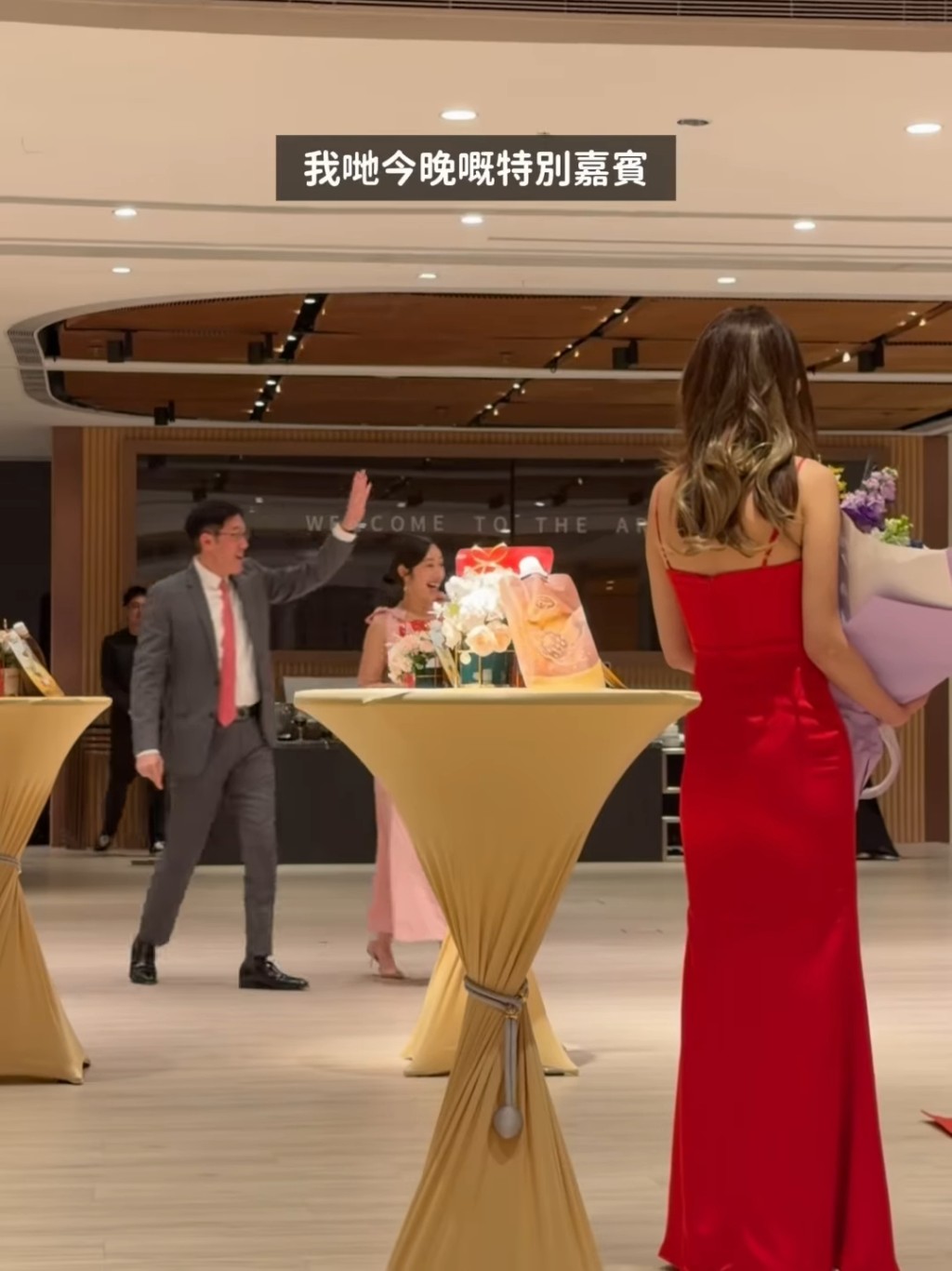 五索早前在IG分享公司春茗影片,見到馬清鏗揮手現身。