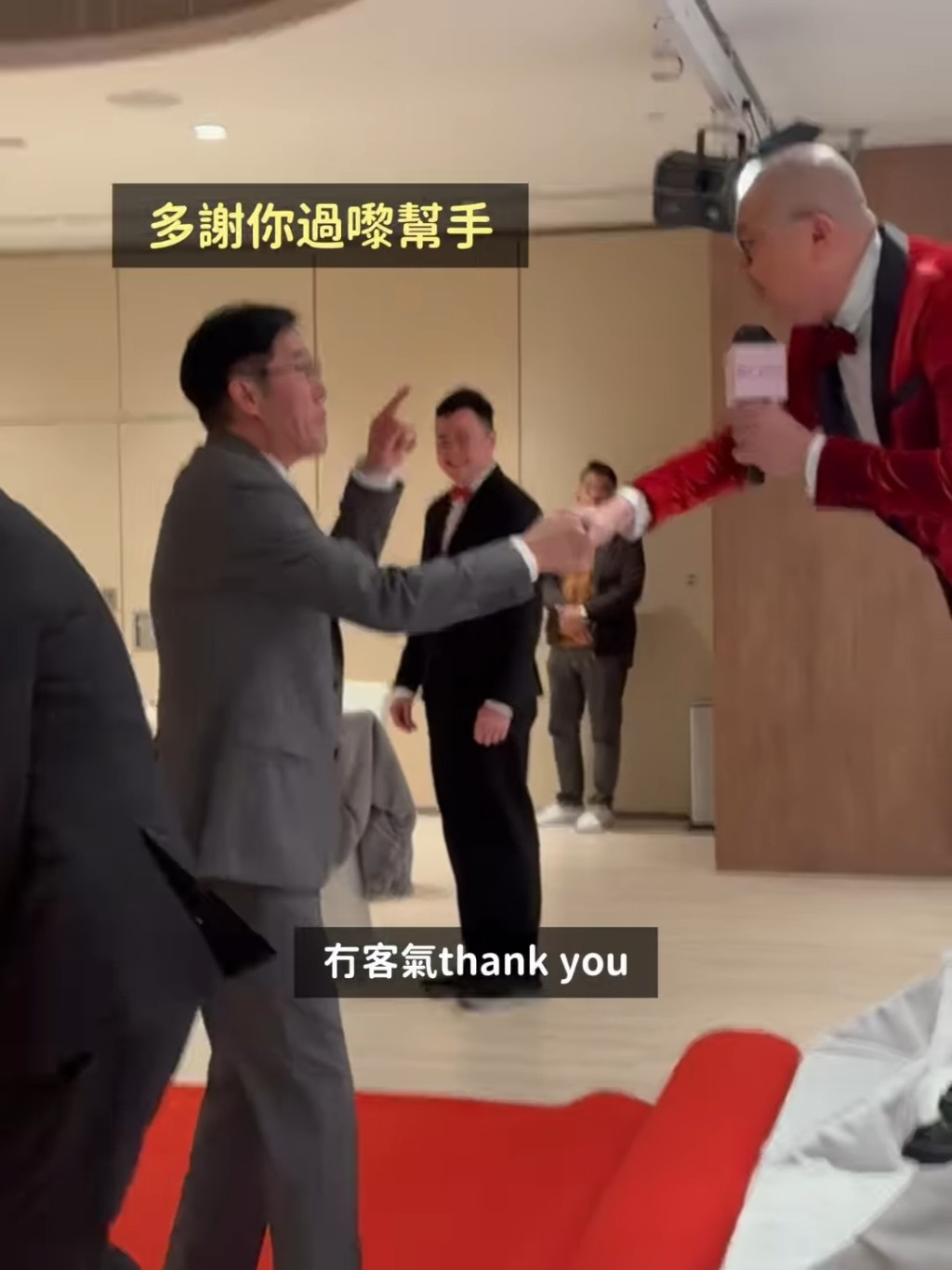 馬清鏗與林盛斌握手道謝。