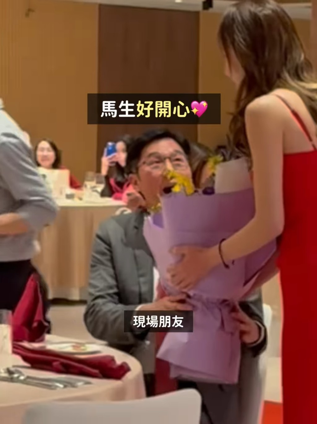 五索送花給馬清鏗,令對方十分開心。