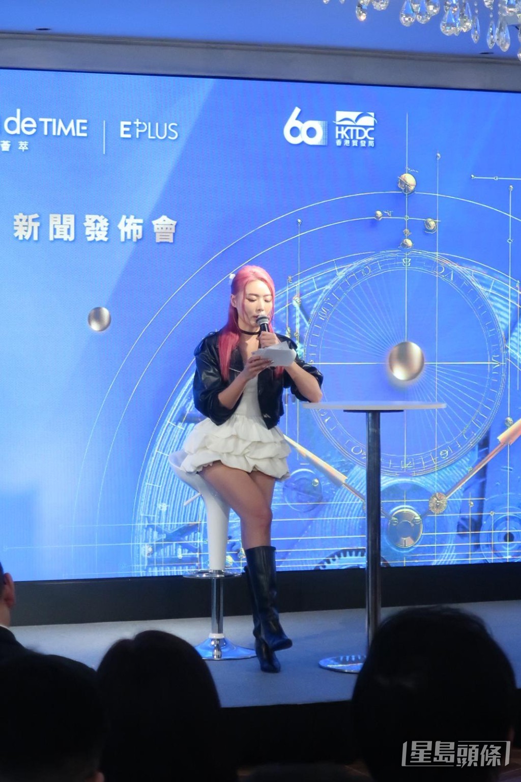 在名錶展上,Joey擔任大會主持,介紹一系列腕錶。