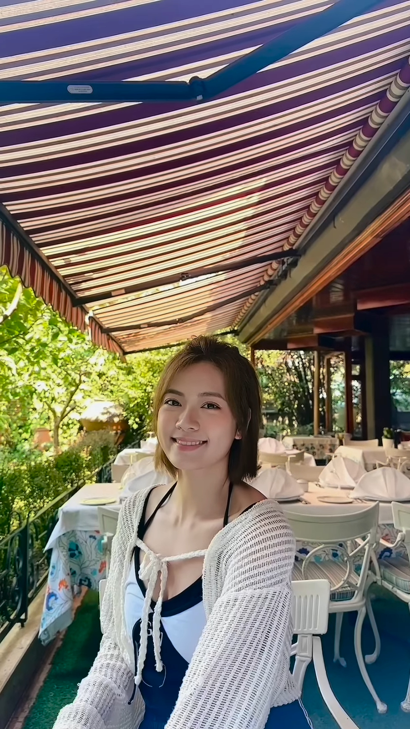 其後游嘉欣再貼出另一段影片,穿上黑白色貼身露腰小背心,同樣吸引目光。