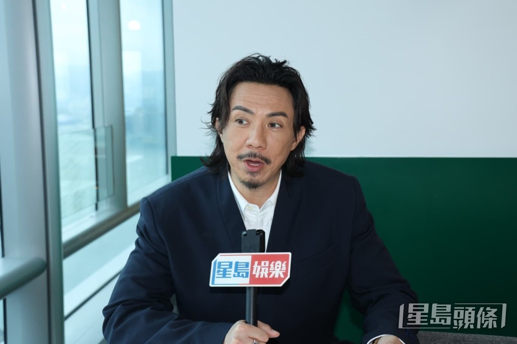 他認為父子之間的溝通最為重要。