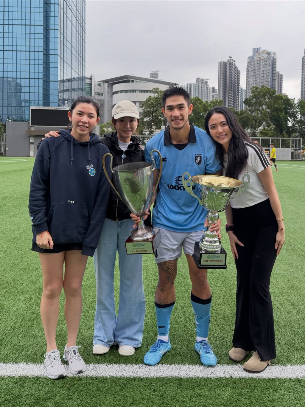 胡智同的新婚妻子Kristy依偎在旁，吳婉芳與幼女胡智晴亦有到場。
