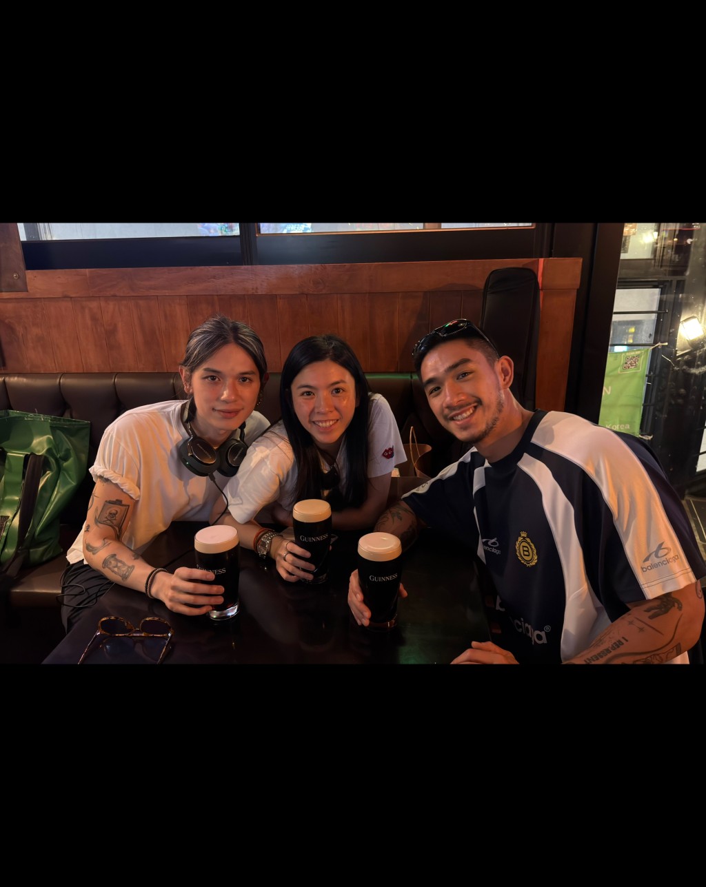 胡智略、胡智晴與胡智同三兄妹近日遊韓，一同舉杯暢飲黑啤，畫面吸引。