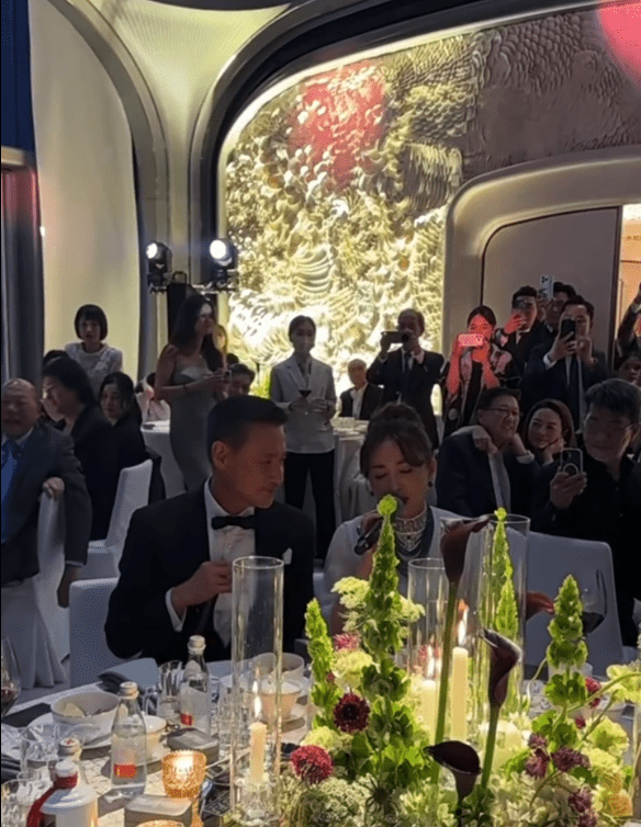 吳婉芳次子胡智同結婚時，吳婉芳在婚禮上與張學友合唱。