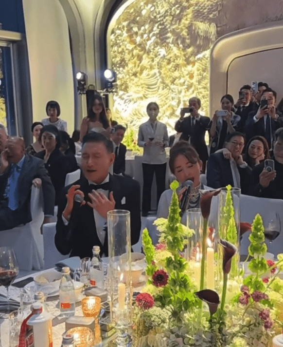 吳婉芳與張學友在婚禮上合唱經典歌曲《愛是永恆》。