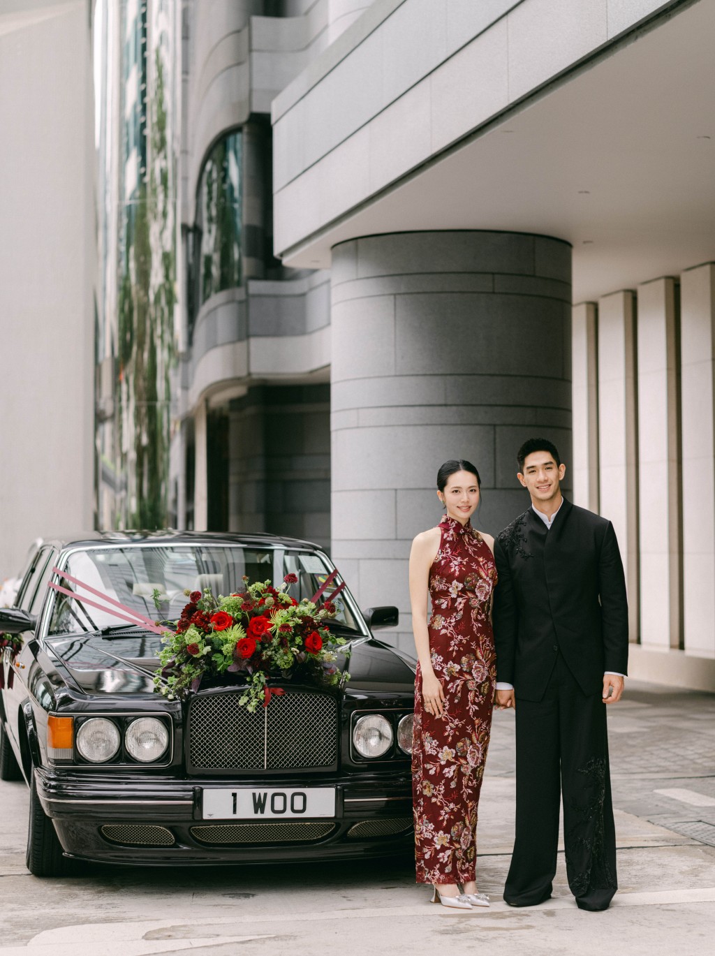新郎胡智同與新娘Kristy在一輛掛有家族專屬「1 WOO」車牌的復古黑色賓利前合影。