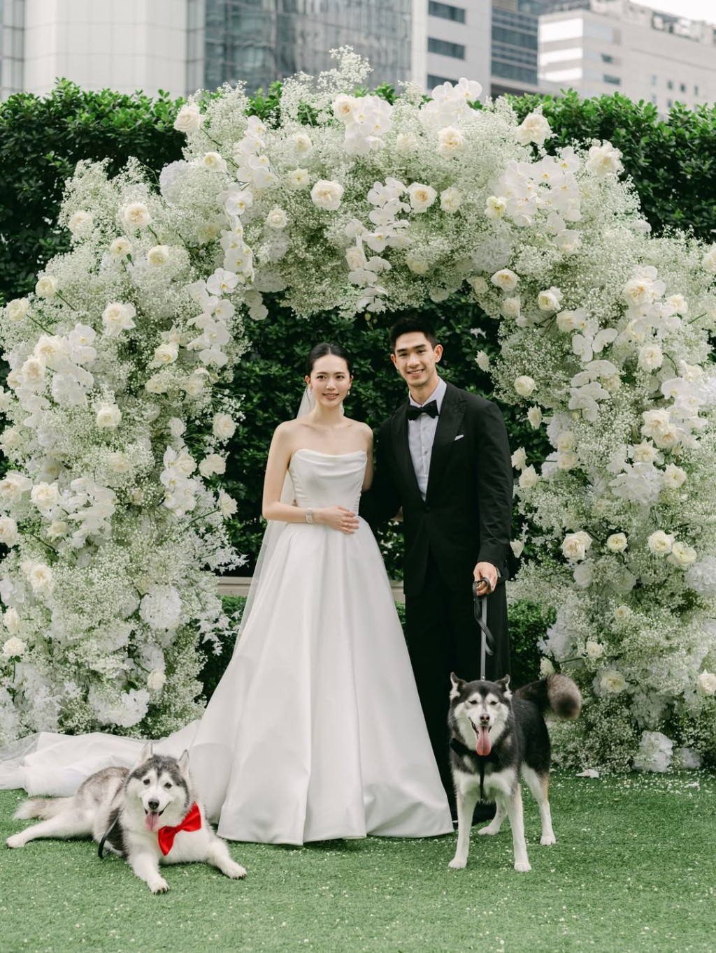 兩人的愛犬在婚禮中擔任花仔和花女。