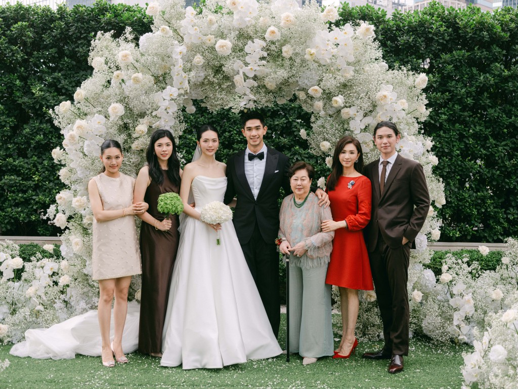 胡智同與Kristy在親友的見證下完成婚禮。