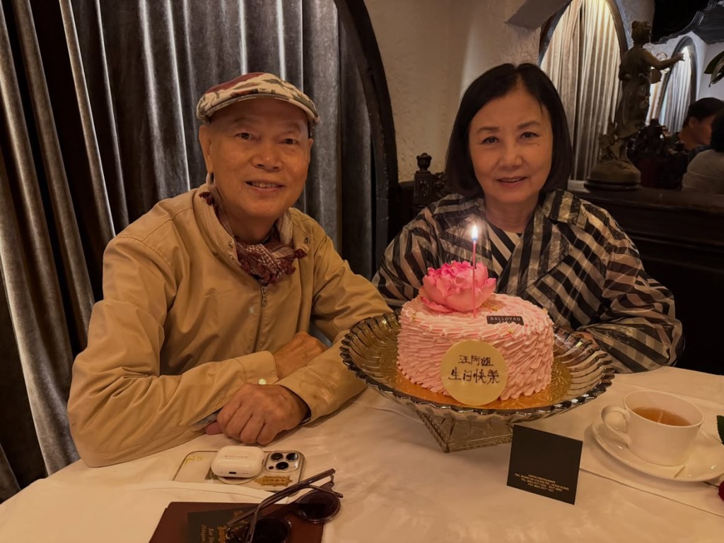汪明荃與羅家英一同開心切生日蛋糕。