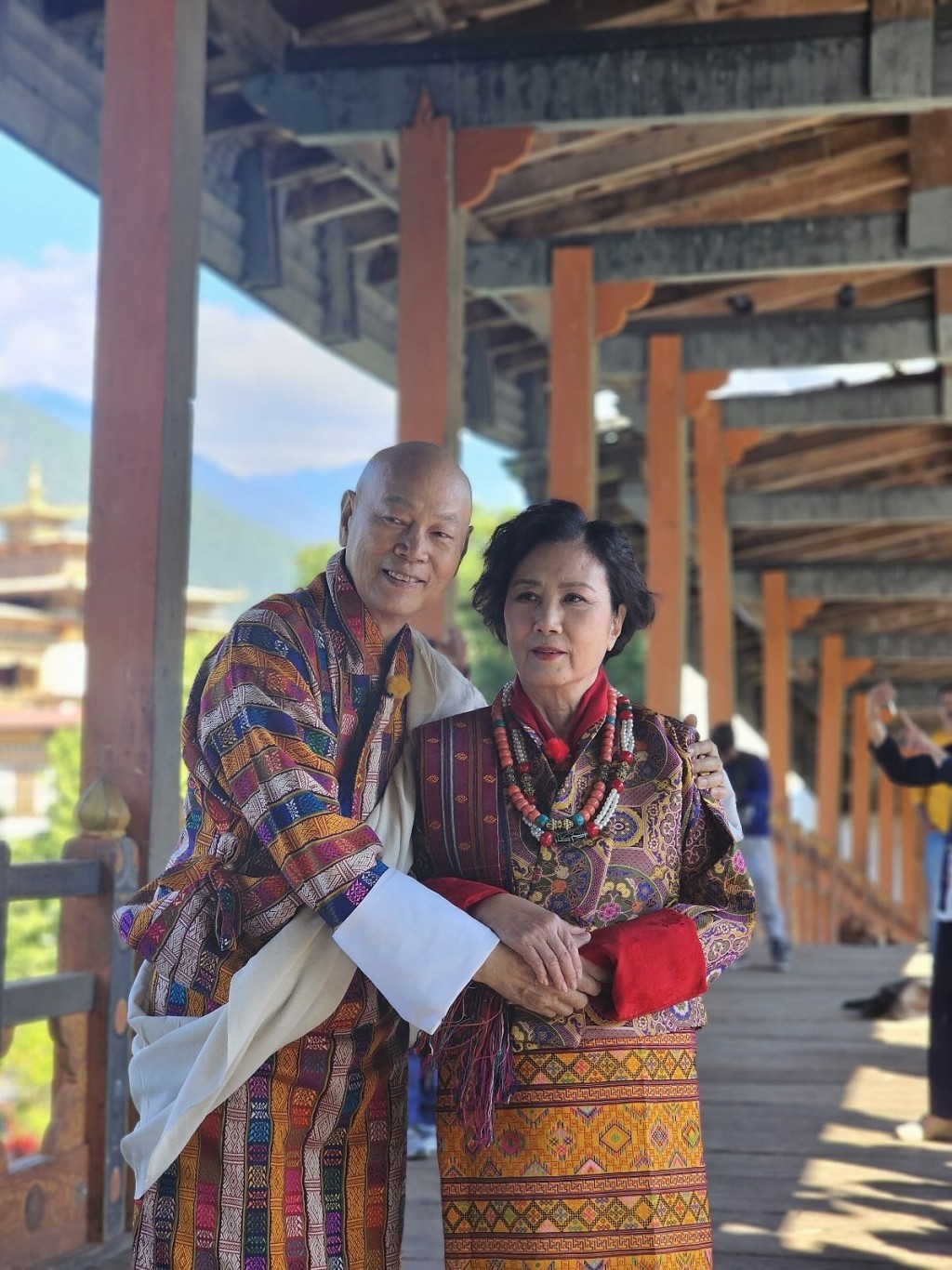汪明荃與羅家英穿著不丹傳統服飾,拍攝了一輯別具意義的婚紗照。