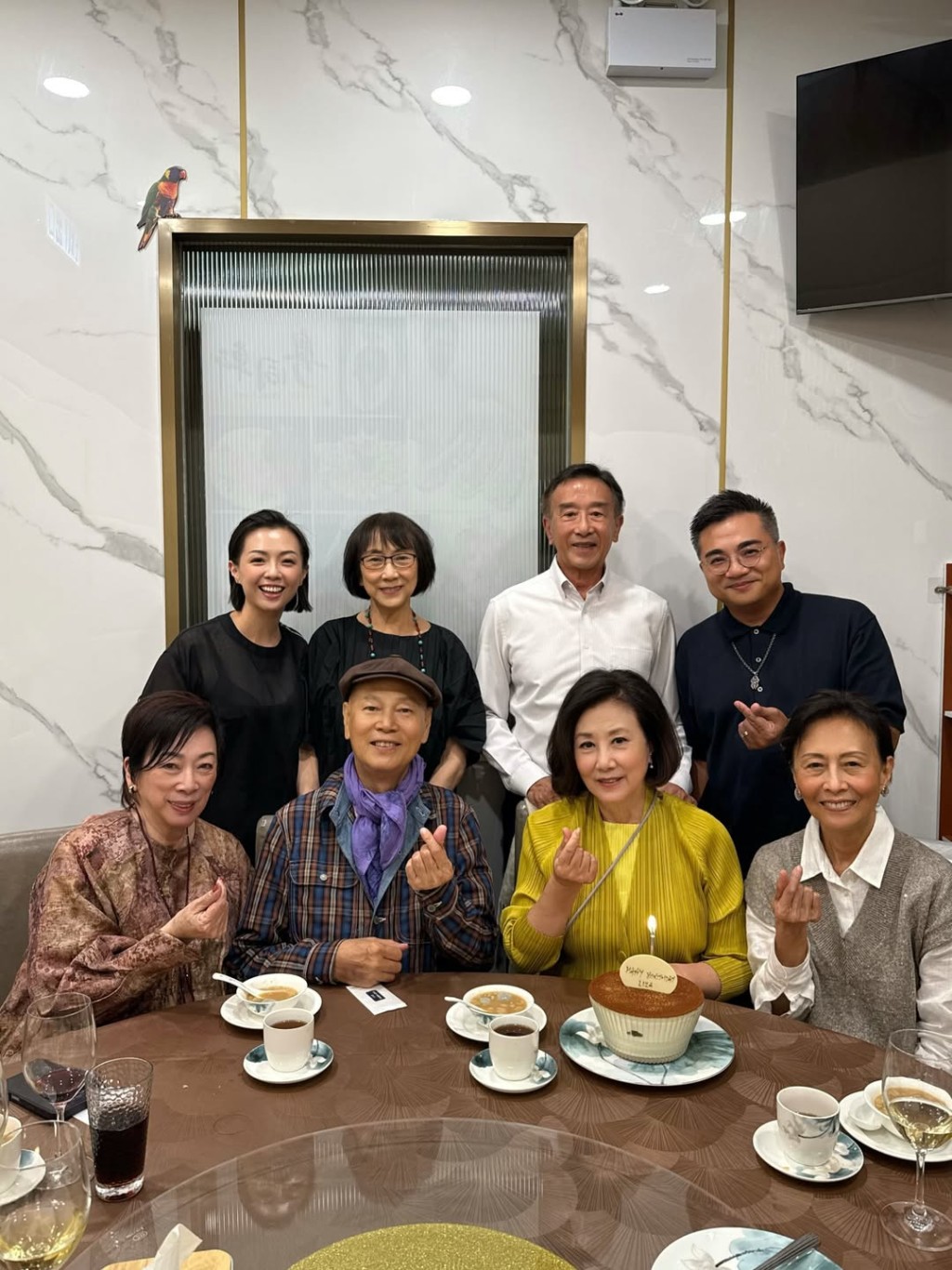 汪明荃不時與朋友聚會聯誼。
