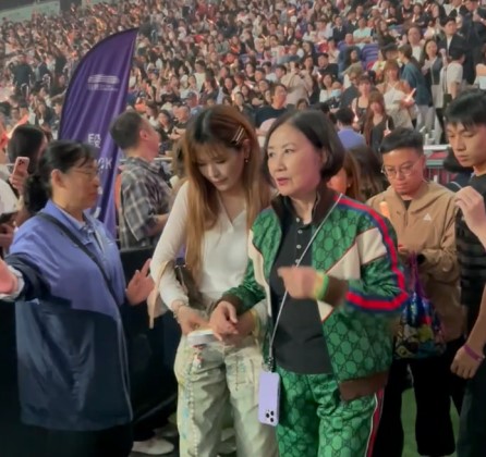 汪明荃需要一位年輕女性在旁攙扶。
