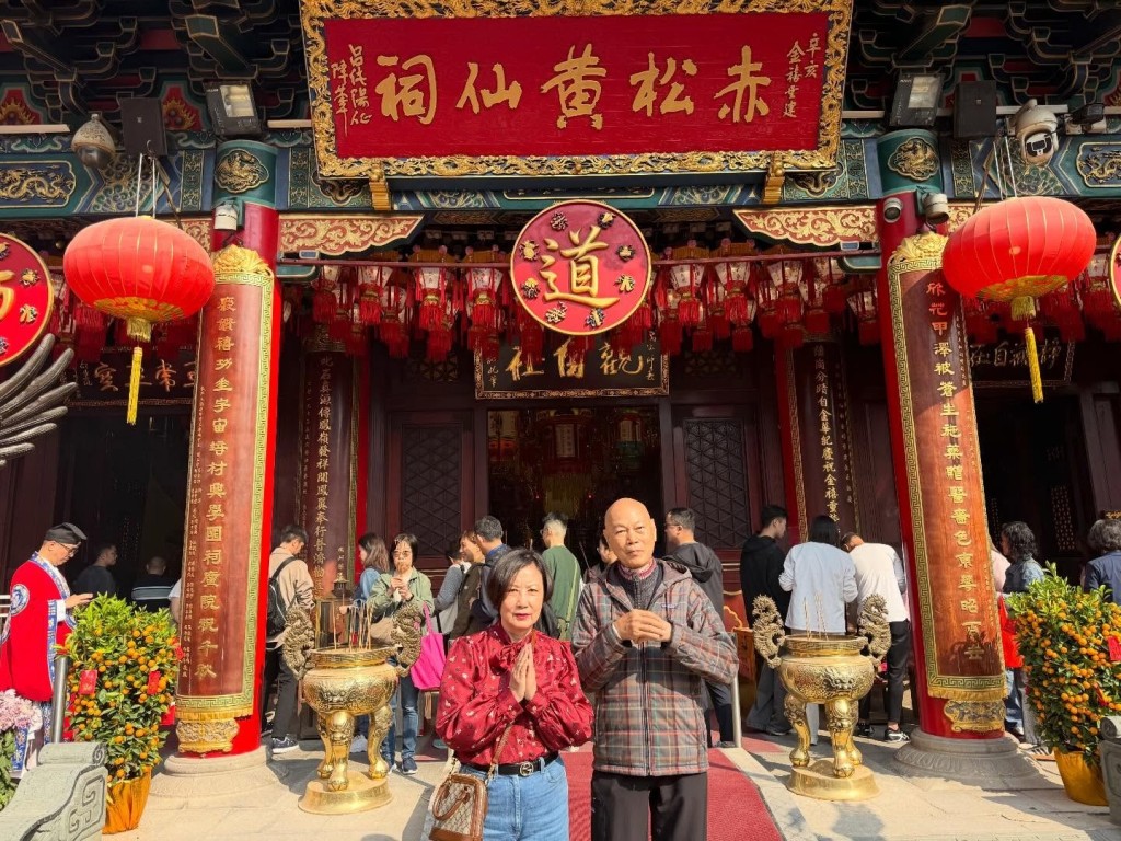 近年羅家英與汪明荃經常出雙入對,恩愛非常。