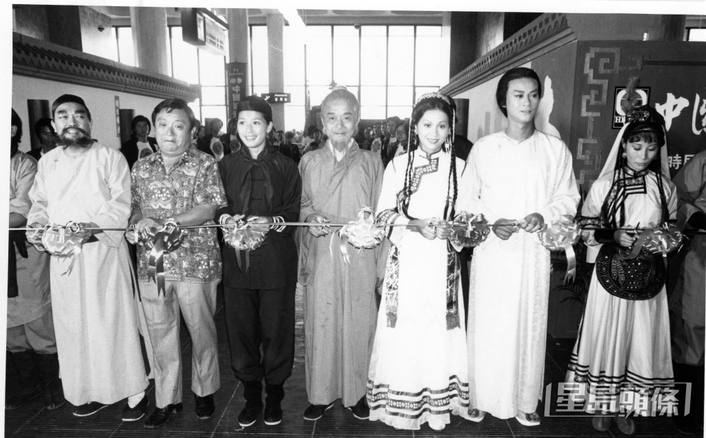當年《書劍恩仇錄》開拍時,黃淑儀和汪明荃與鄭少秋等演員的合照。