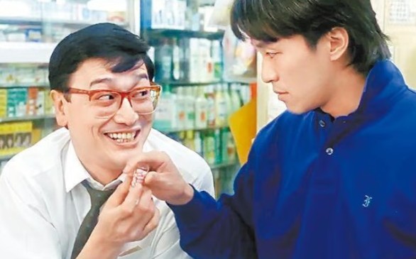 曹查理在周星馳電影《整蠱專家》中客串飾演賣春藥的「單眼佬」,成為其經典角色之一。