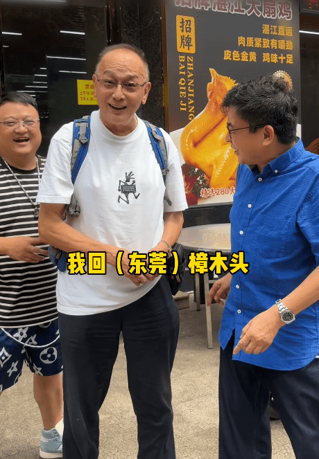 曹查理笑容滿面,精神狀態極佳。