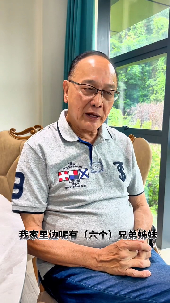 曹查理透露自己有一個哥哥、兩個家姐、一個弟弟和一個妹妹。