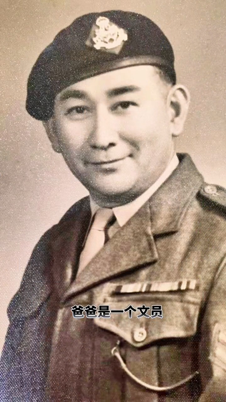 曹查理的父親曹約翰當年外形俊朗,據悉早年也曾是粵語片演員。