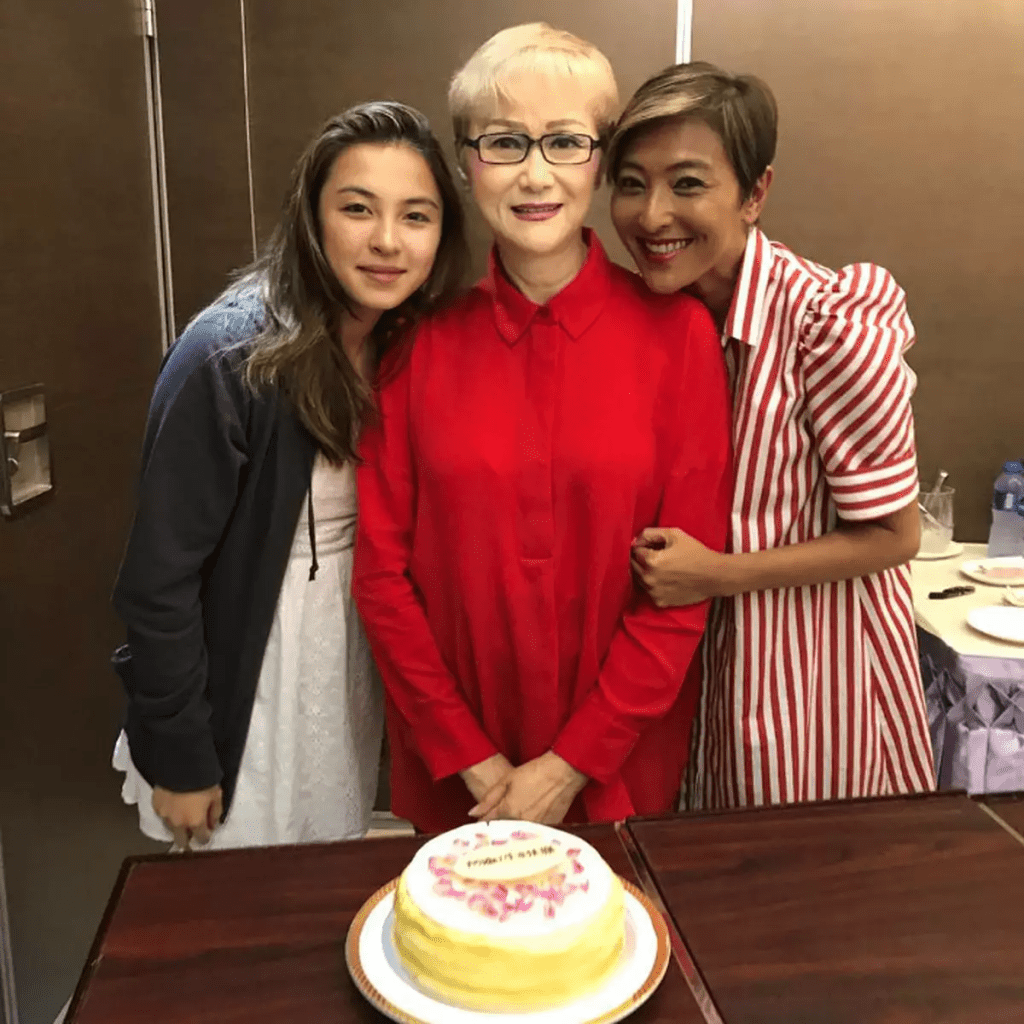 曹珍妮2017年慶祝70歲大壽,姨甥女上山詩納(右)與女兒Hilary一同慶祝,當時她被讚像50歲。