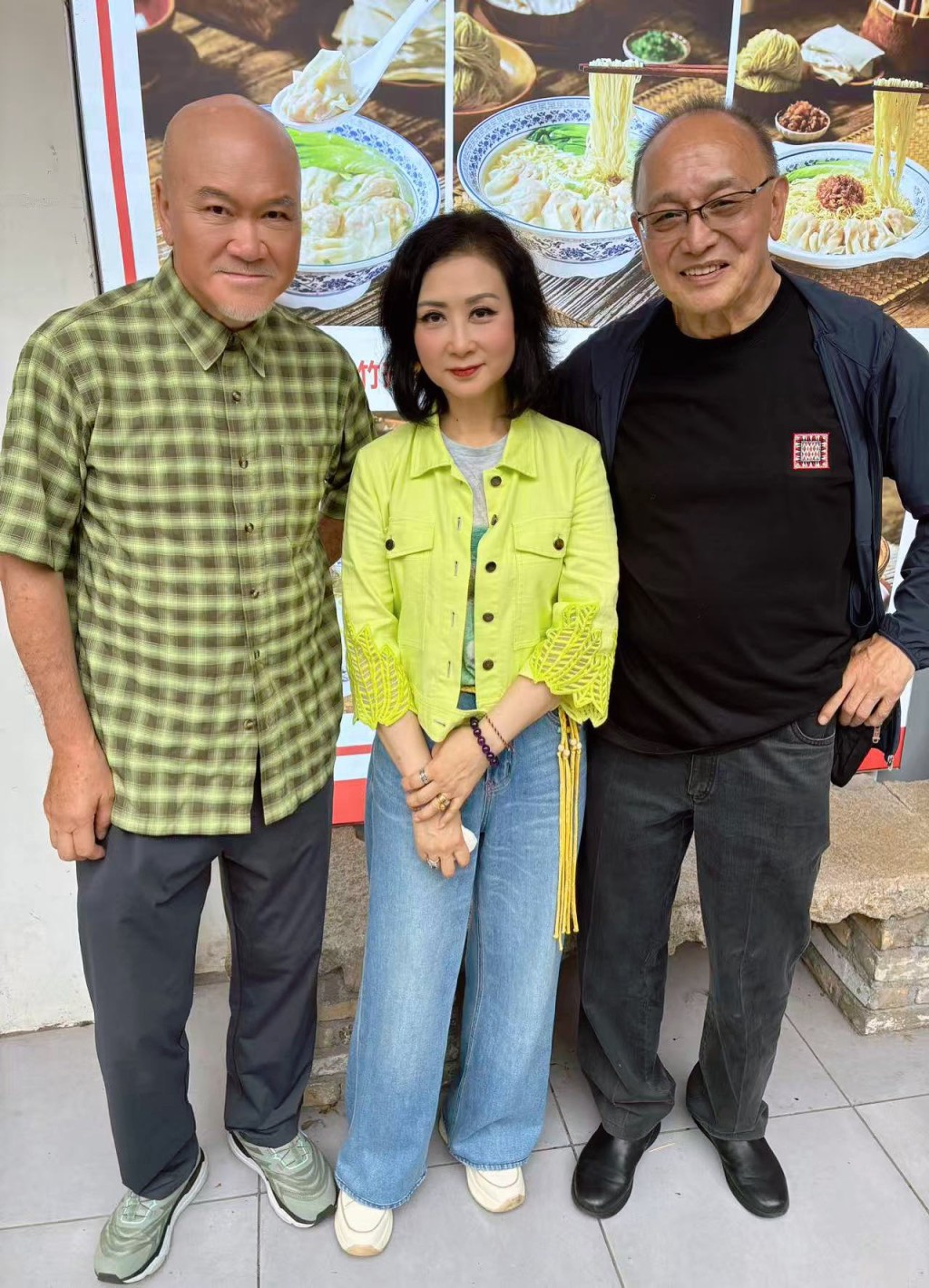 當日同行的還有曹查理和鄭恕峰(左)等人。