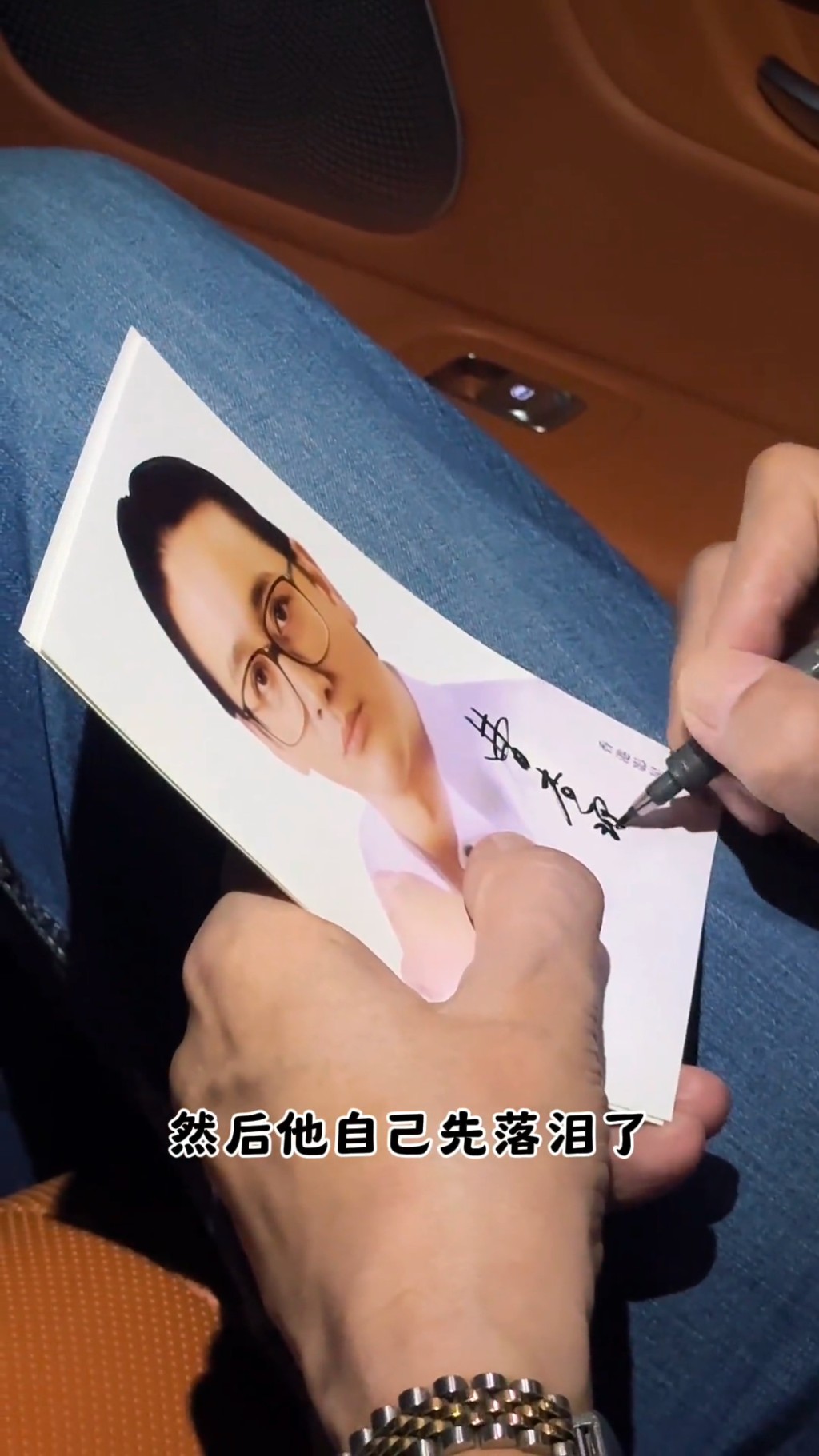 曹查理在離開前為粉絲的照片簽名。