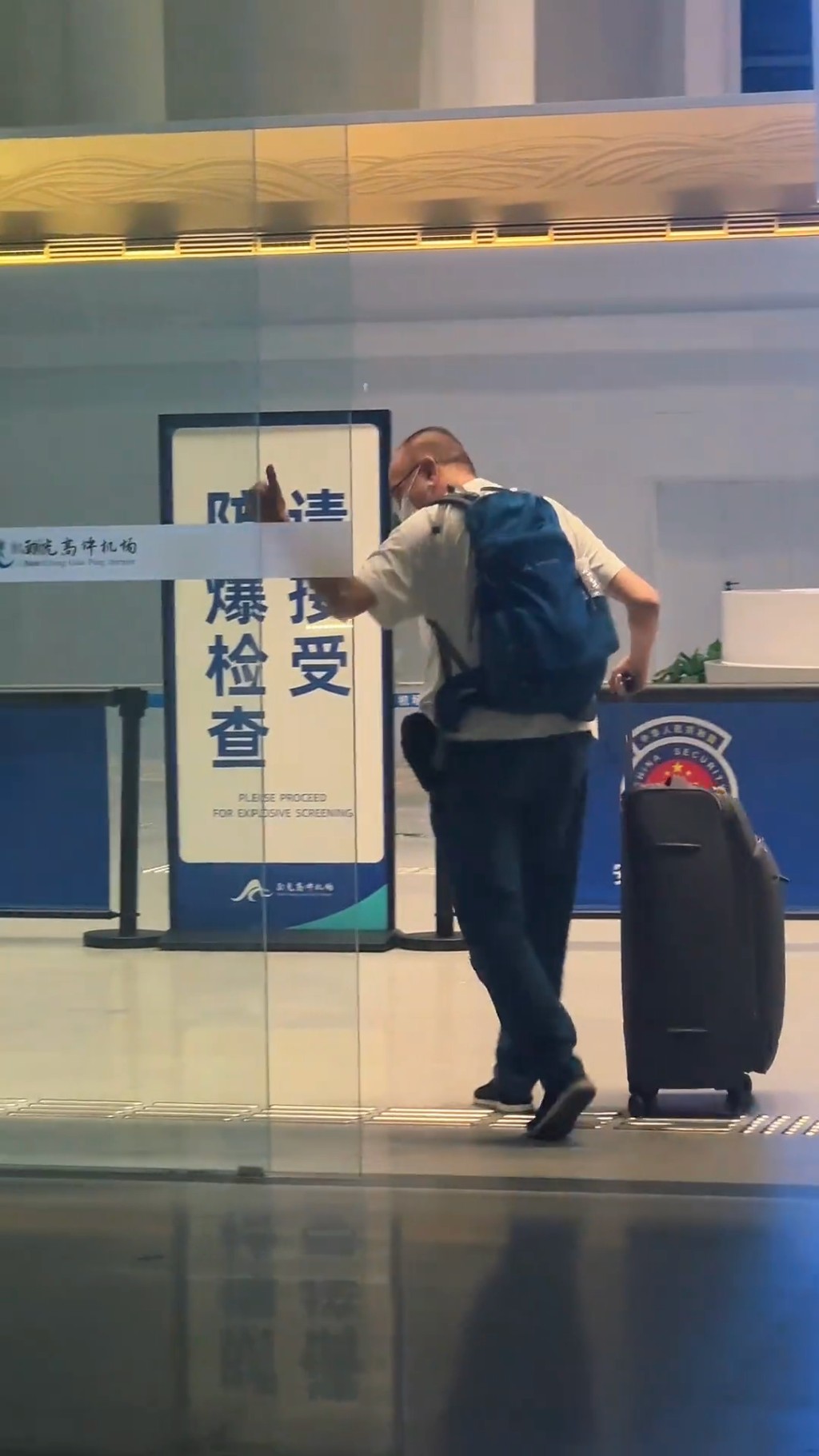 曹查理獨自推着行李進入機場,與助理告別。