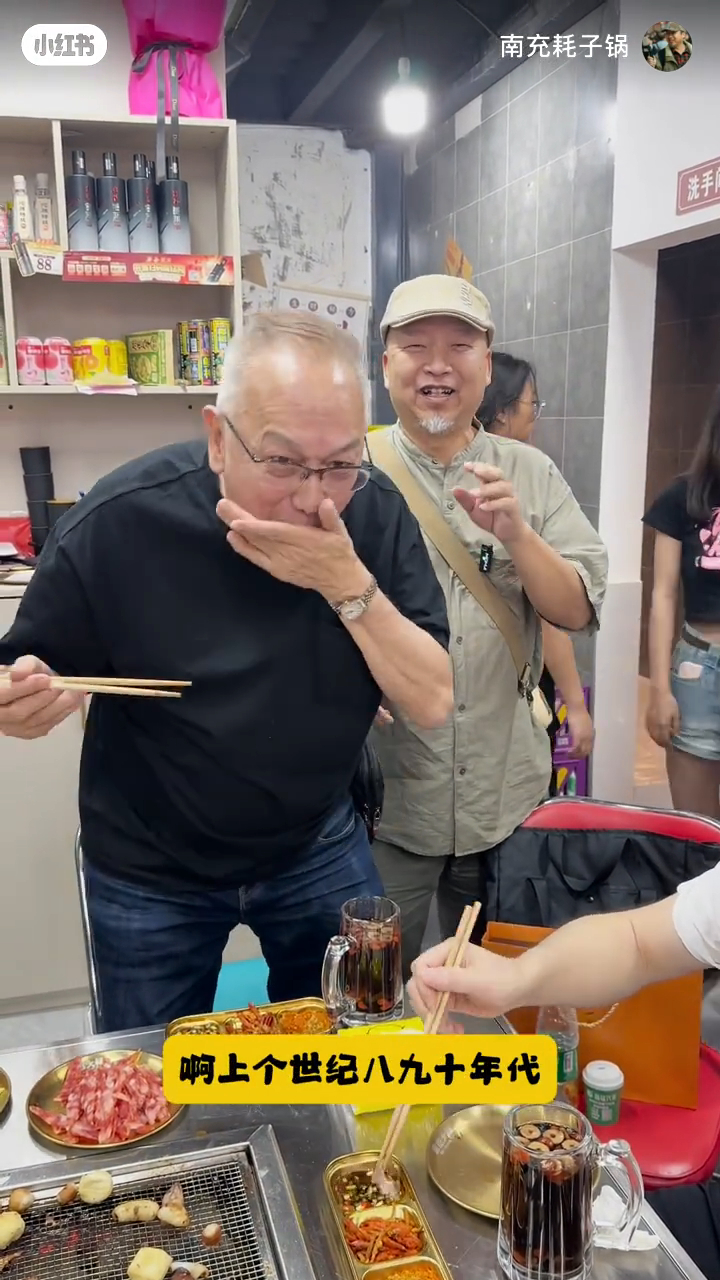 曹查理用手抹嘴的動作非常豪邁。