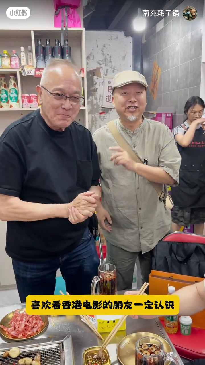 曹查理用手抹完嘴後,用力地搓了搓手。