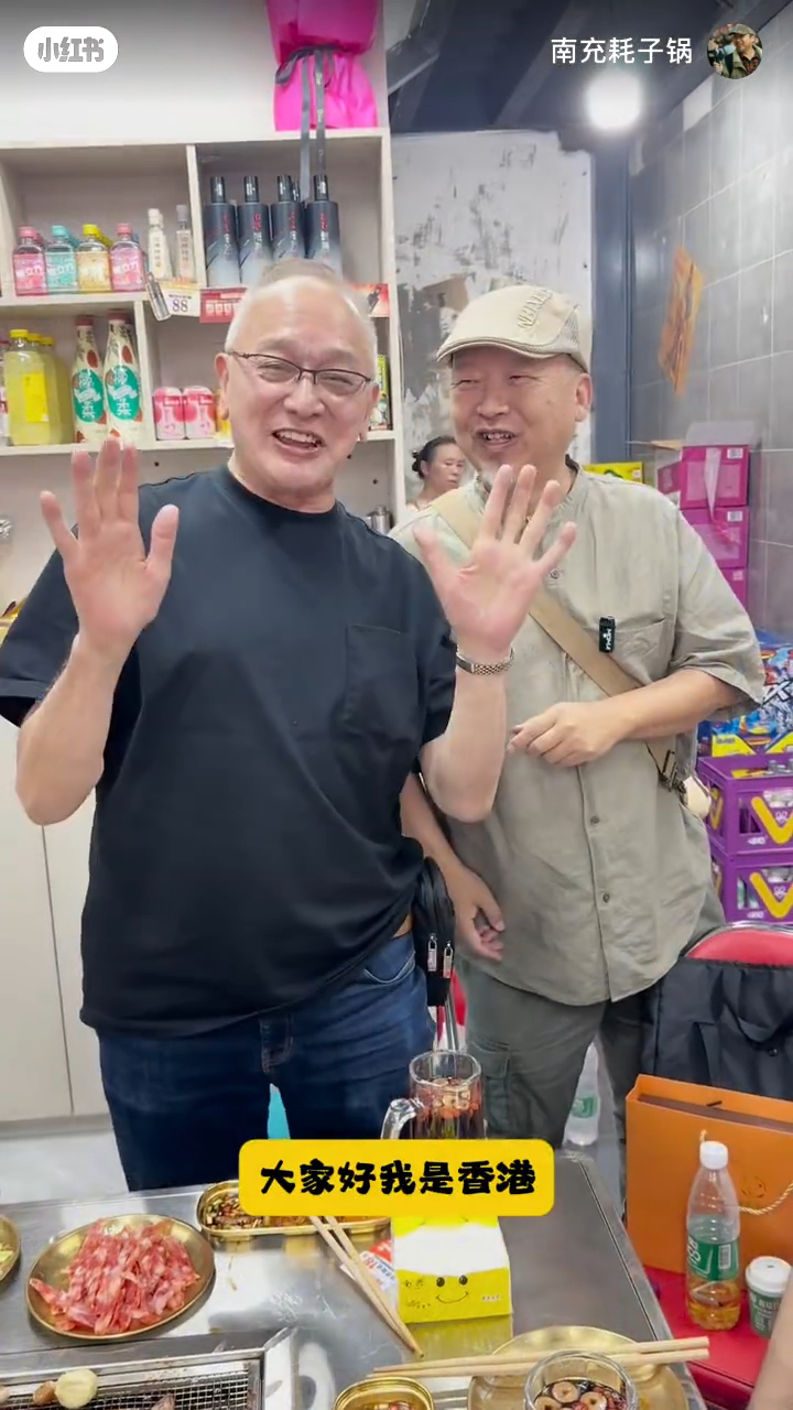 曹查理雖然已滿頭白髮,但精神相當好。