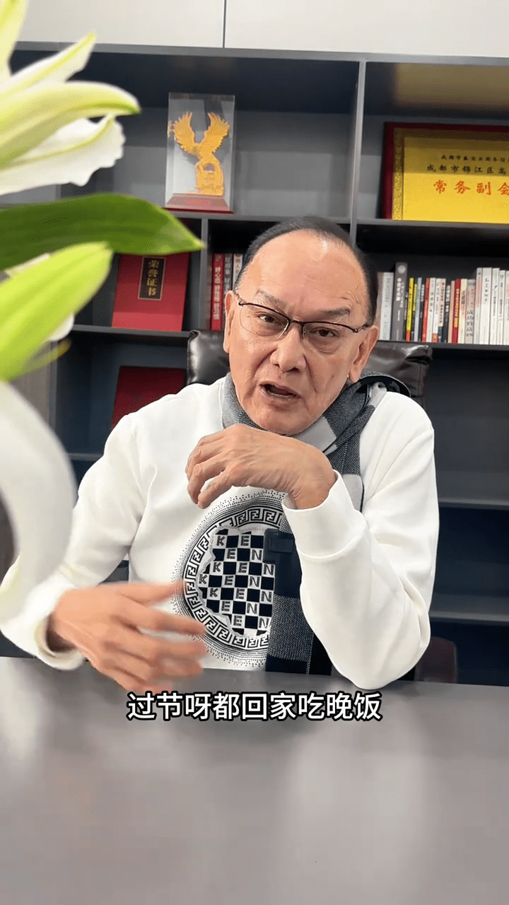 曹查理曾拍片提到,當年見到很多朋友都結婚,每逢過年過節回家吃團年飯,只有自己一人,感到十分孤獨。