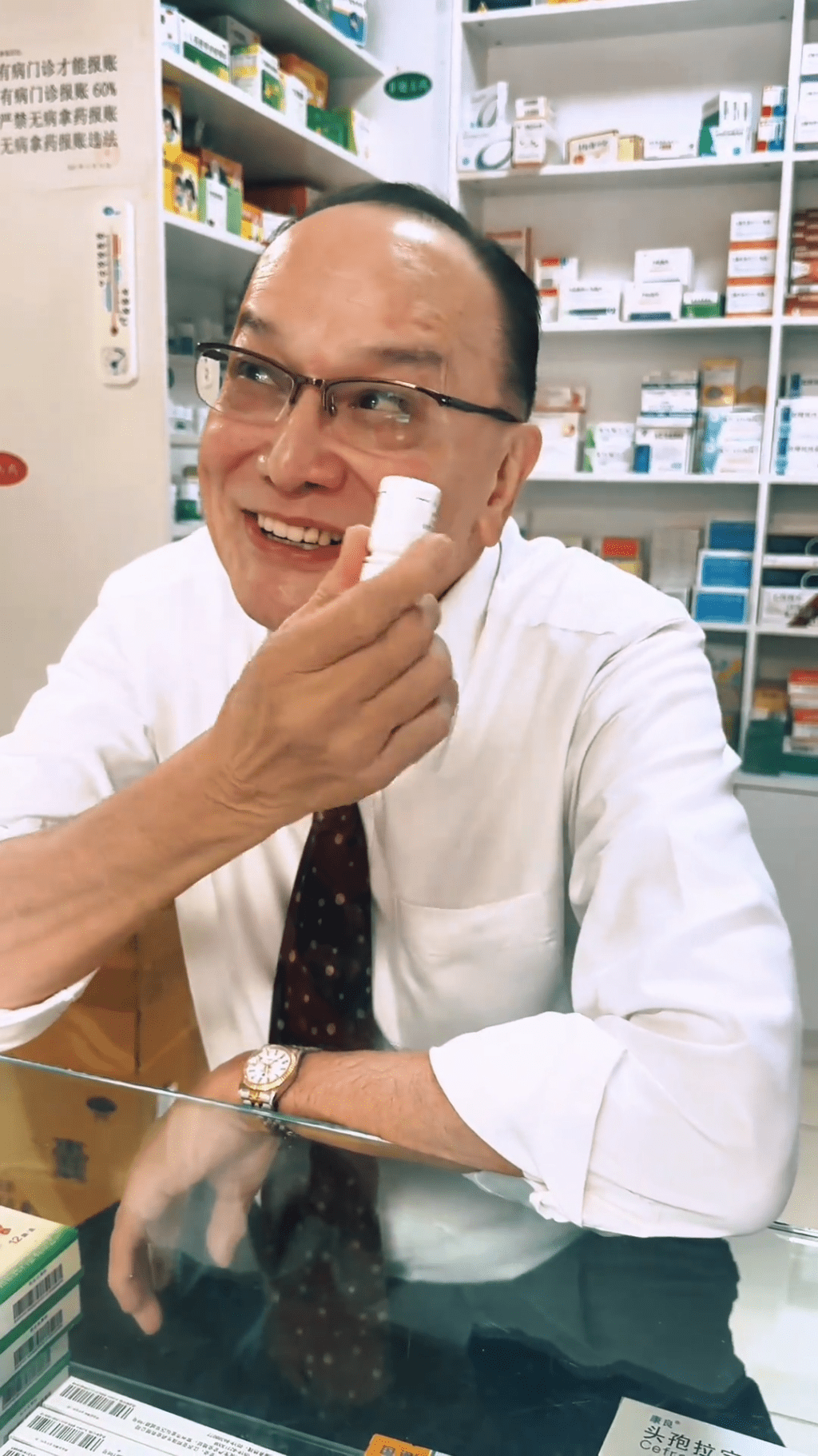 曹查理再度化身《整蠱專家》中在藥房賣春藥的「單眼佬」!