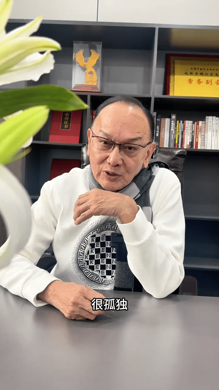 曹查理曾拍片提到,當年見到很多朋友都結婚,每逢過年過節回家吃團年飯,只有自己一人,感到十分孤獨。