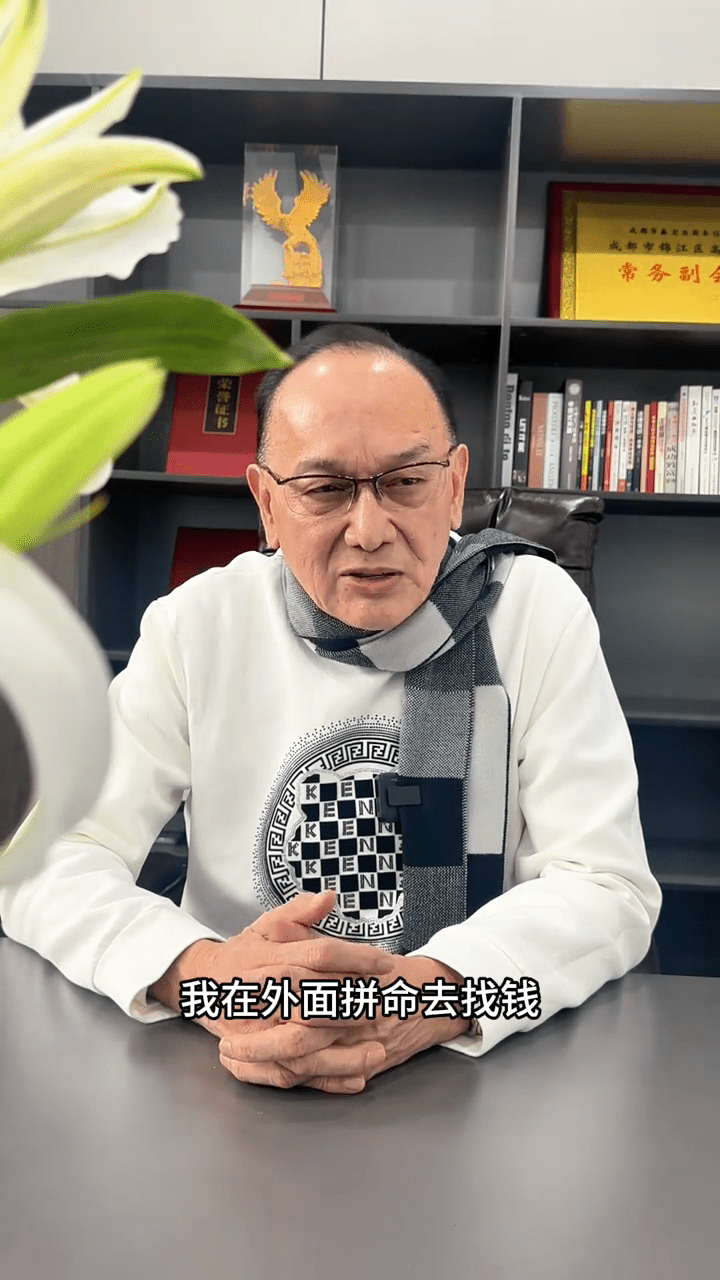 曹查理指出,自己一直拼命在外工作賺錢供養家人。