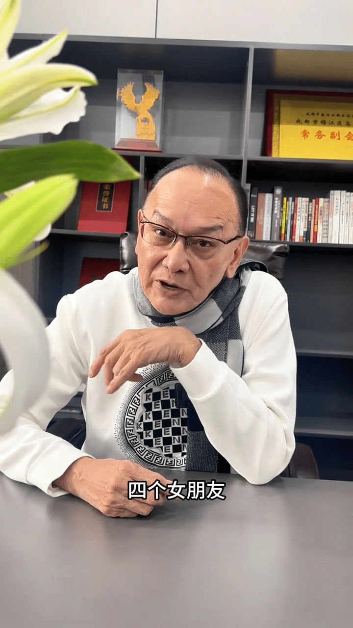 曹查理接着自爆,曾有過同時與四位女性交往的年少輕狂經歷。