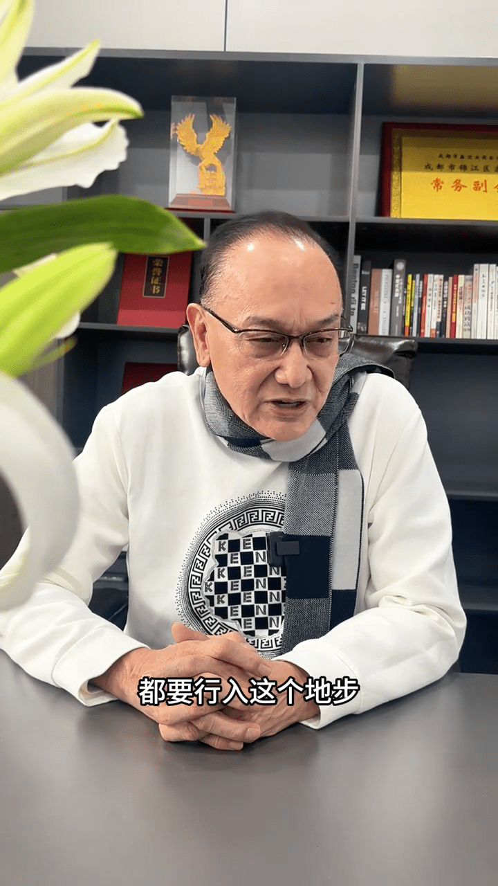 曹查理感慨道:「2022年那時候72歲,還要走到這個地步,有點可惜啊。」