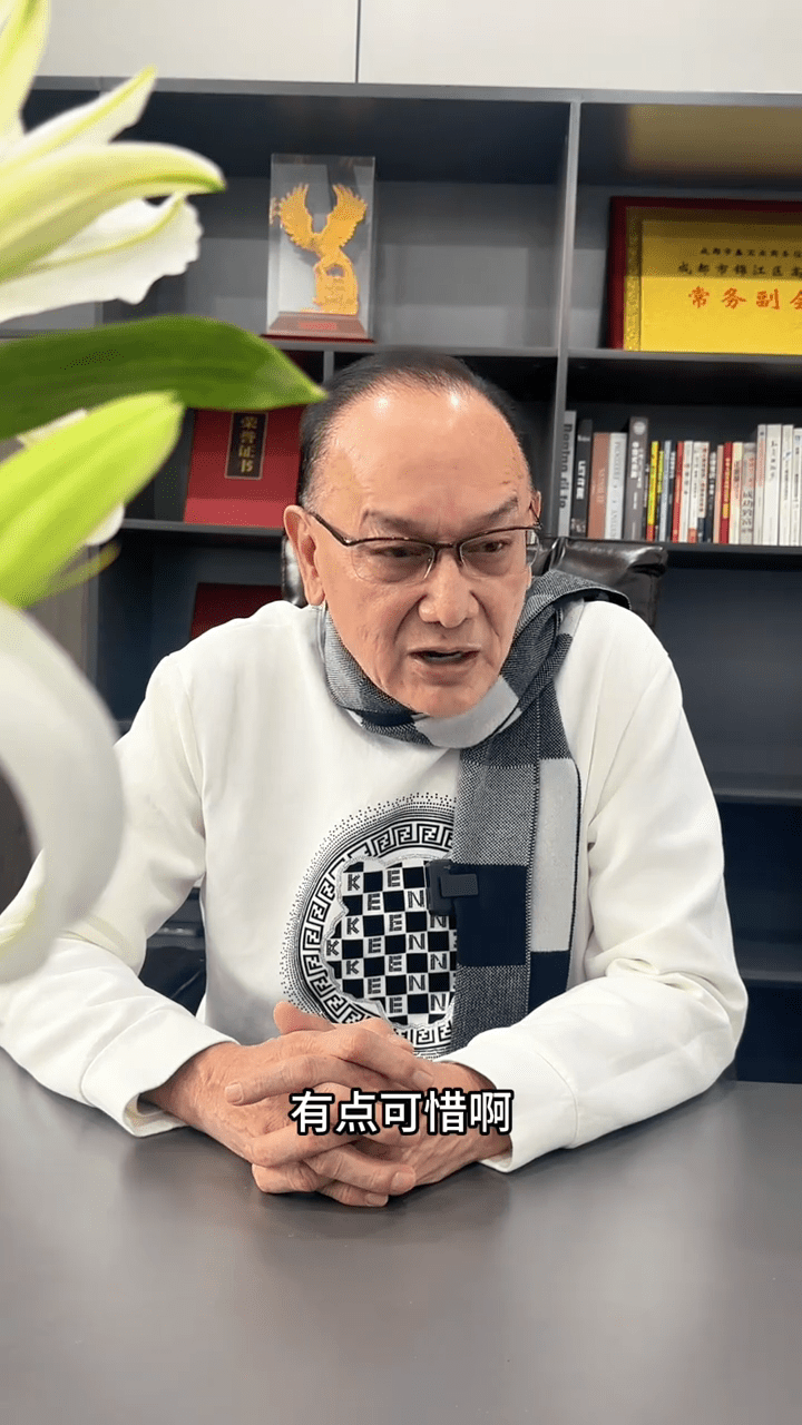 曹查理感慨道:「2022年那時候72歲,還要走到這個地步,有點可惜啊。」