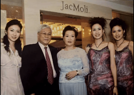 莊家一家五口盛裝出席活動,莊母陪伴在側。