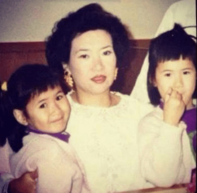 莊母年輕時懷抱年幼的莊思明,母愛滿溢。