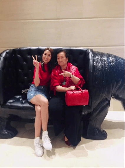 莊思明與母親開心合照,母女感情要好。